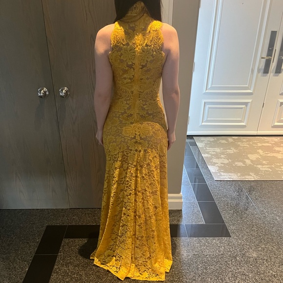 Vintage yellow lace gown - Picture 3 of 3